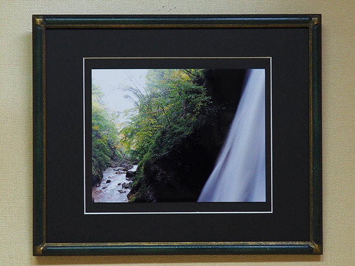 瀧のカーテンの向こうに秋の気配（長野県　　高山村・松川渓谷）