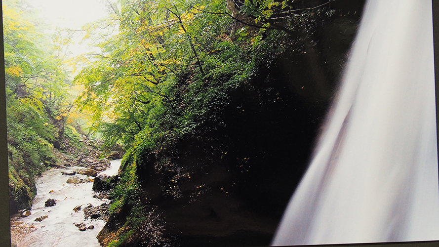 瀧のカーテンの向こうに秋の気配（長野県　　高山村・松川渓谷）