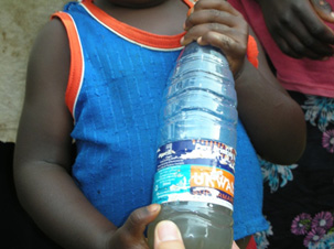 子ども達はこんな水を飲んでいるのです。