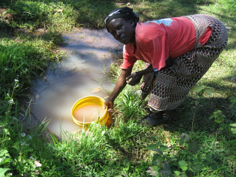 村の人達はこんな水を汲んで家まで運び、生活水にしています